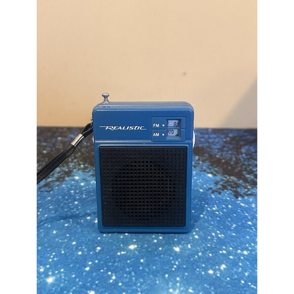 Vintage Realistic Radio - Picture 1 of 6